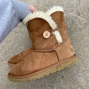 Ugg Bailey Button size 3